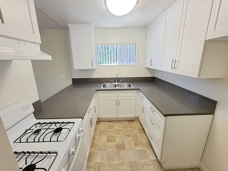 Arleta Apartments — Photo 3