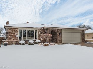 826 Columbia Ln, Darien, IL 60561