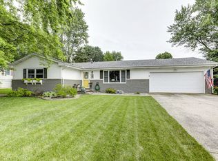 809 Robert Webb Dr, Monticello, IL 61856