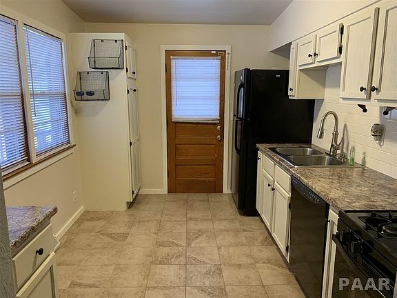 3rd image of 4020 S Chalmers Ave