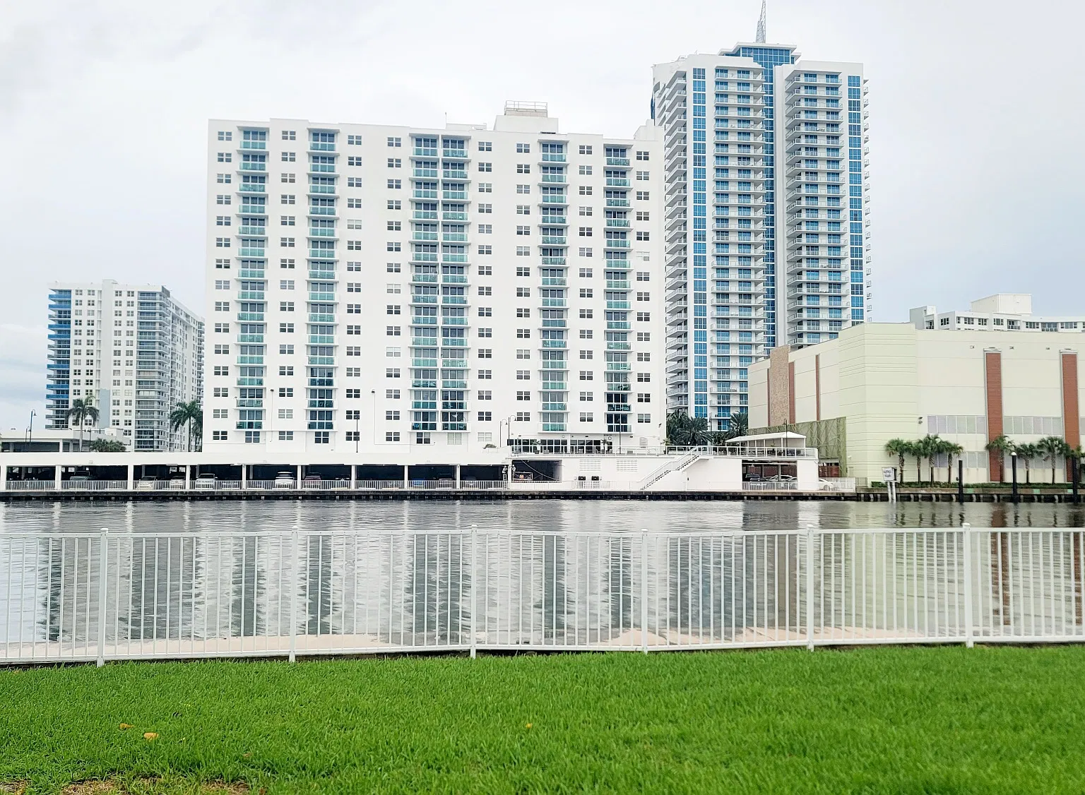 Beautiful 1 bedroom, 1.5 bathroom residence in Oceanview Park Condo — Photo 1