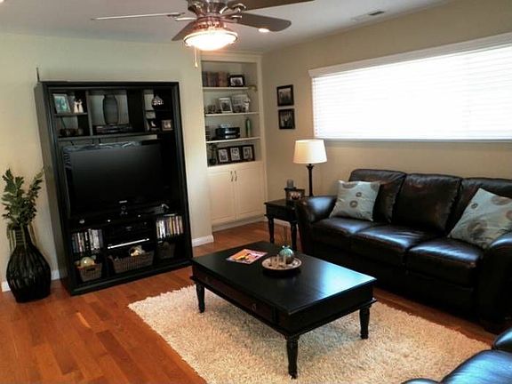 Spacious living/family ro