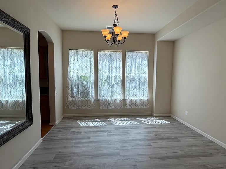 729 Richardson Dr — Photo 15