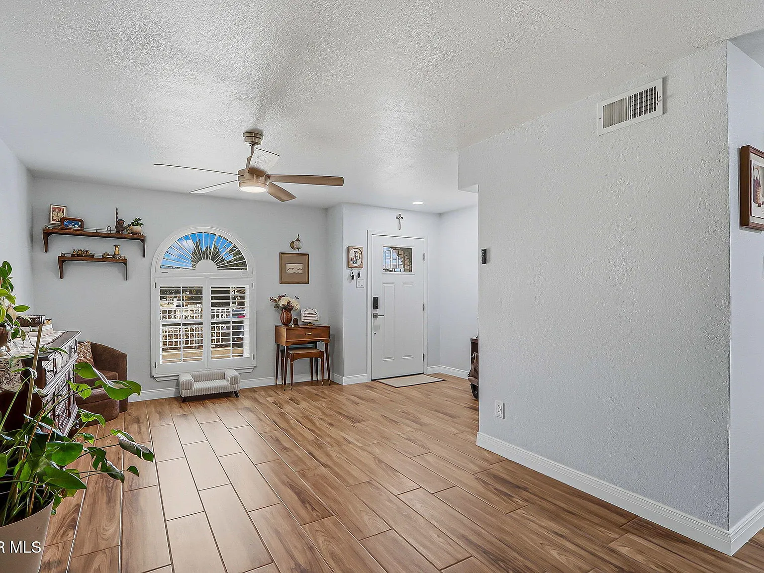 3 bed, 2.0 bath, 1860 sqft, $1,850 — Photo 3