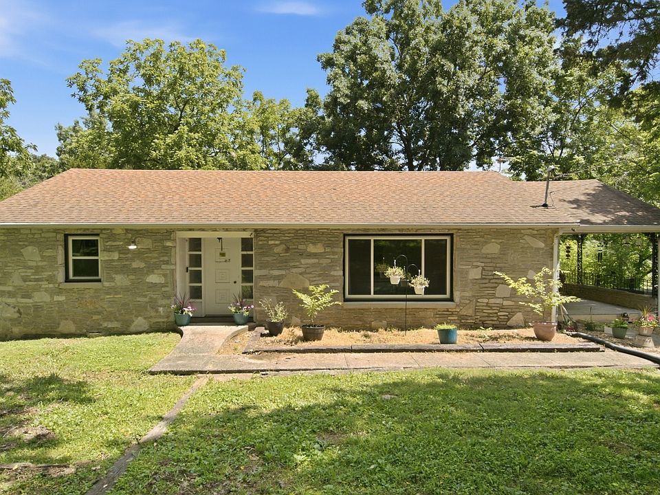 1st image of 215 Wallace Dr