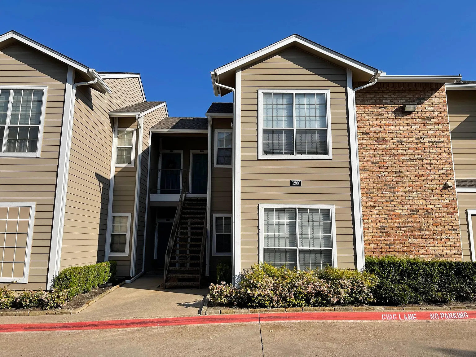 2 bed, 876 sqft, $1,350 — Photo 1