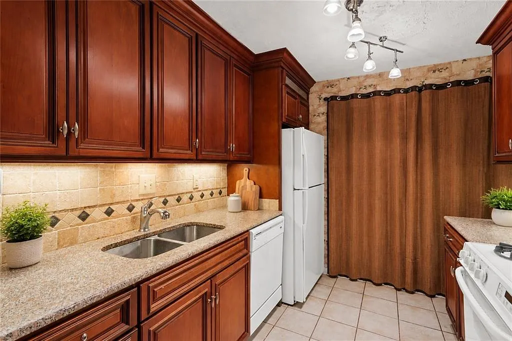 2 bed, 2.0 bath, 1102 sqft, $1,700 — Photo 3