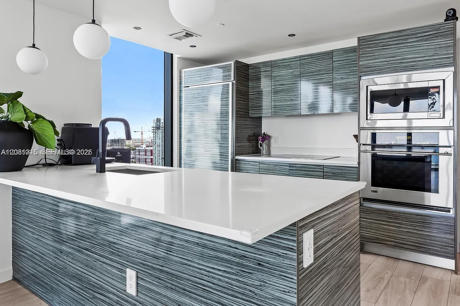 Icon Bay Condo — Photo 4