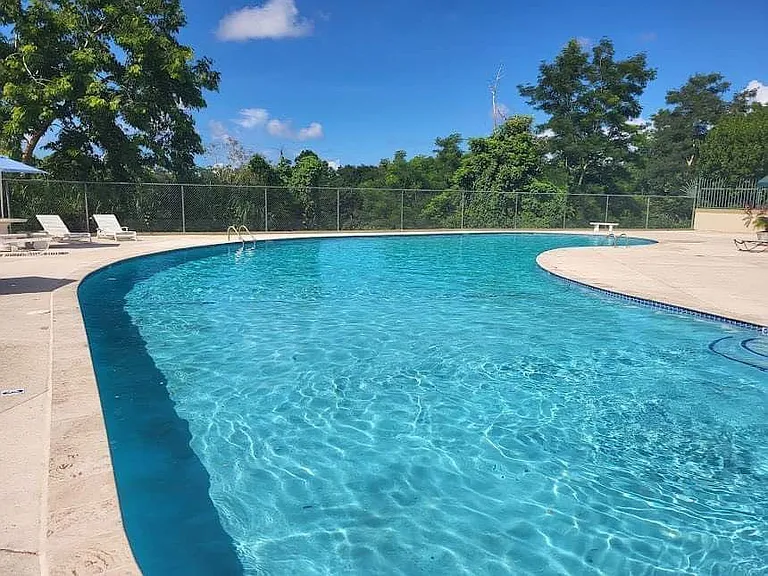 Aventura apartment complex pool facilities