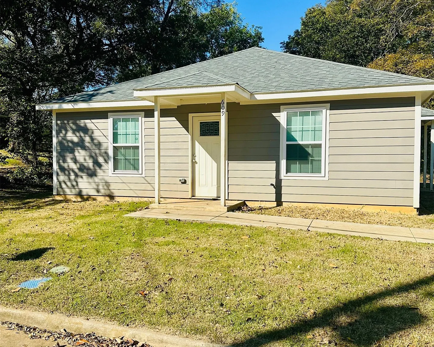 3 bed, 2.0 bath, 1440 sqft, $1,450 — Photo 1