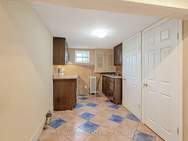 3927 Bloor St W — Photo 33