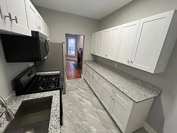 5th image of 928 W Belle Plaine Ave APT 2W