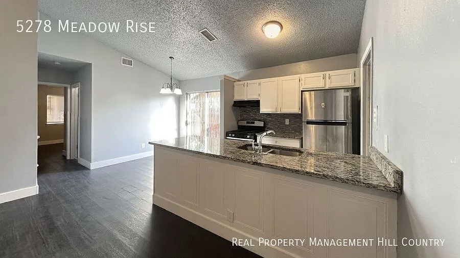 Meadow Rise 3 Bed / 2 Bath with Granite Kitchen and Fenced Backyard — Photo 4