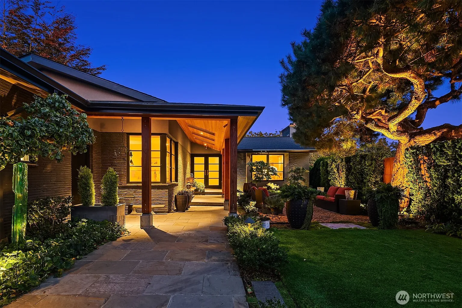 1561 Magnolia Boulevard W photo 1