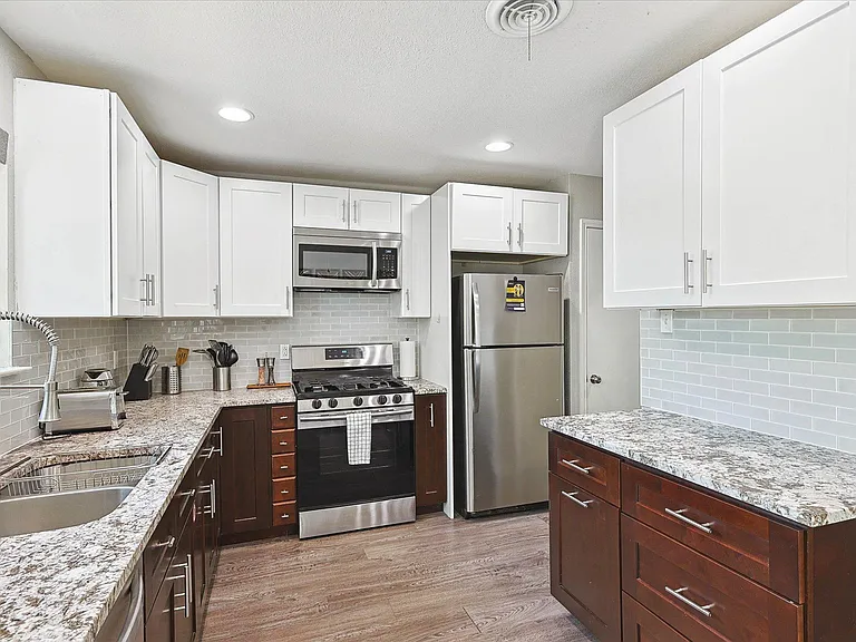 530 E Tyler St — Photo 13