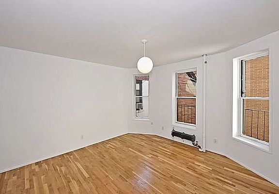 4th image of 82 Washington Pl APT 6A