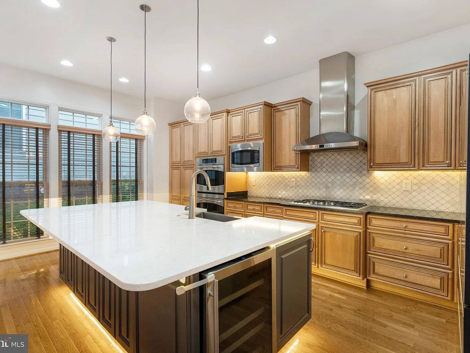 4 bed, 5.5 bath, 4420 sqft, $5,750 — Photo 4