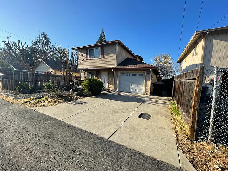 850B Shearer St — Photo 2