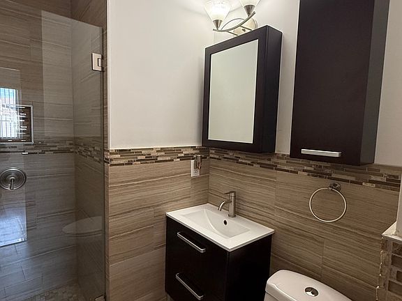 5th image of 5309 72nd Pl Floor 1