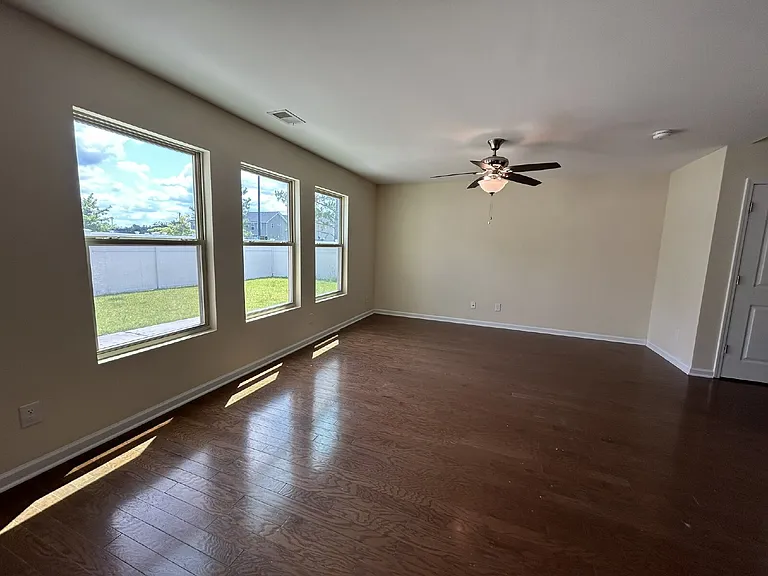 250 Bender St — Photo 5