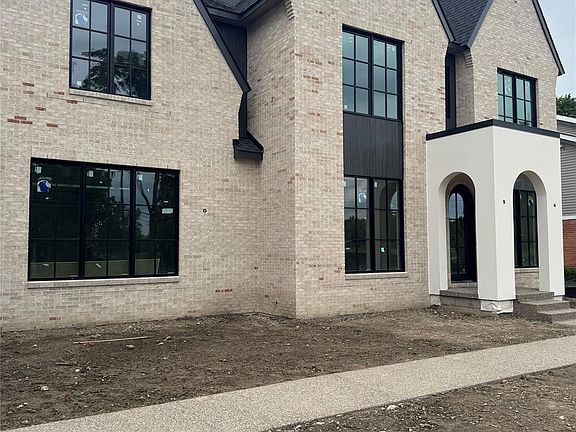 3rd image of 1570 Northlawn Blvd