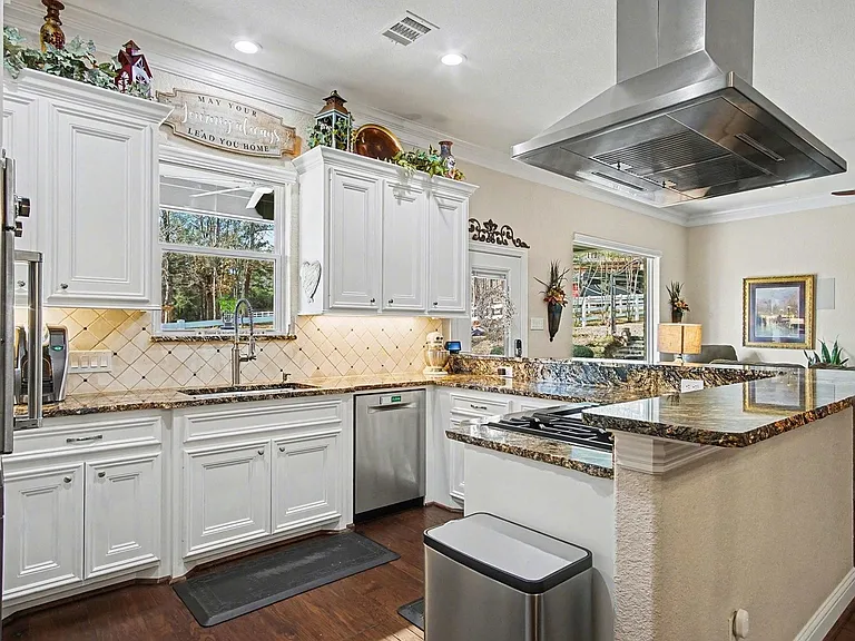 15569 Crown Oaks Dr — Photo 40