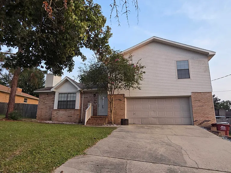 205 Southview Dr — Photo 1