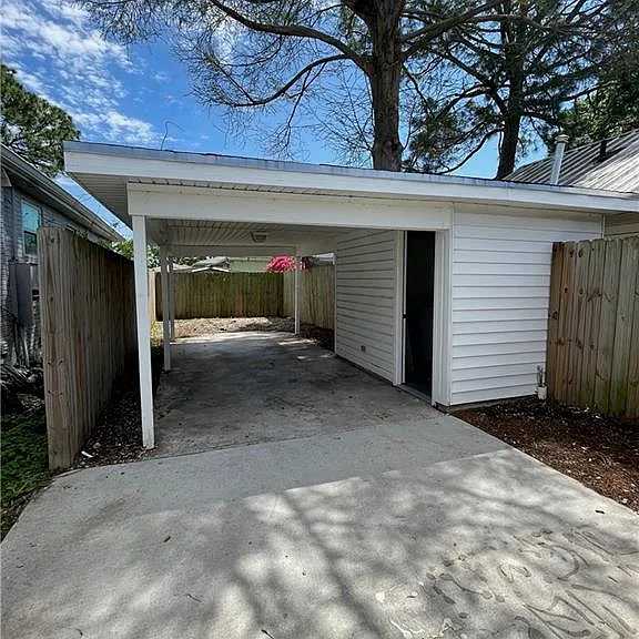 619 E William David Pkwy — Photo 15