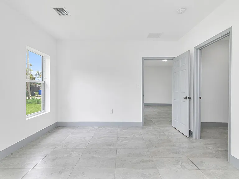 2360 NW 14th St — Photo 11
