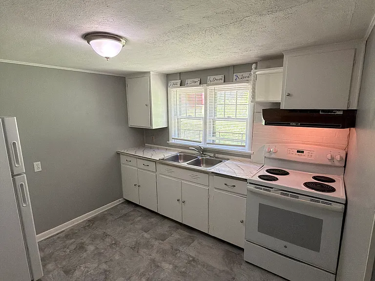 182 Woodland St — Photo 9