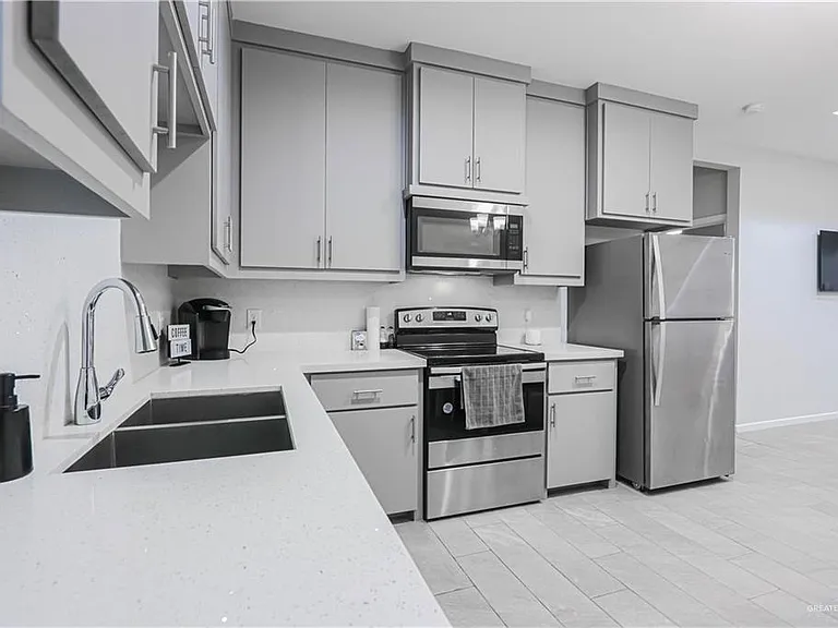 913 N Maryland St — Photo 13