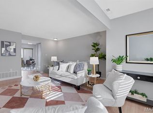 9043 W Swan Cir, Saint Louis, MO 63144