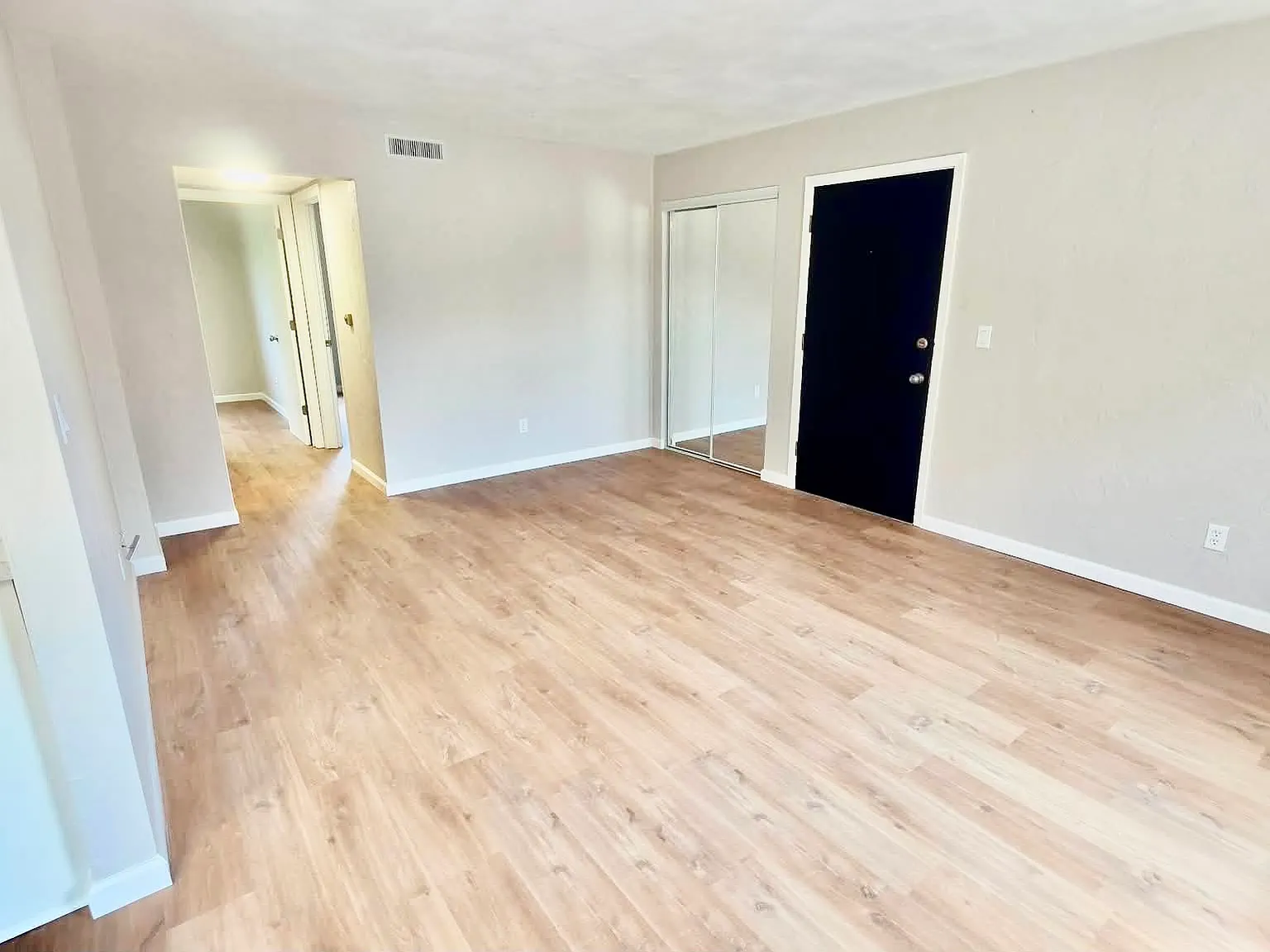 2 bed, 850 sqft, $1,300 — Photo 3