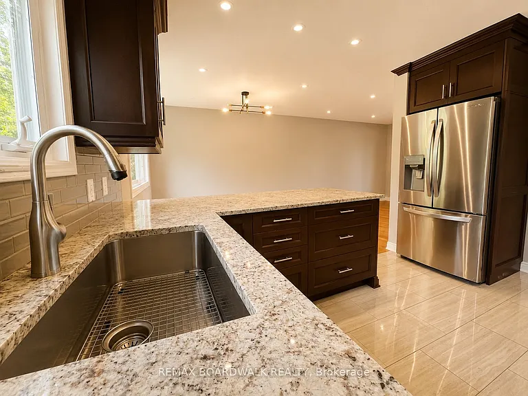 22 Bartley Cres — Photo 13