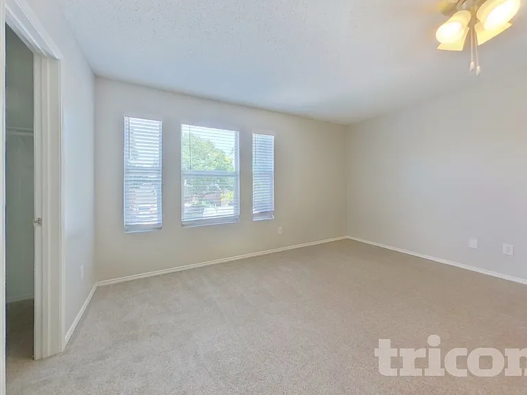 4865 Waterford Dr — Photo 10