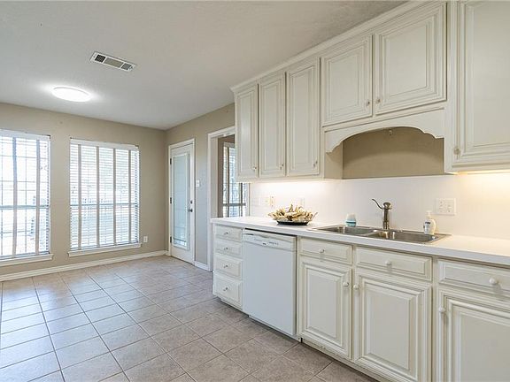 5th image of 124 Shorewood Pl
