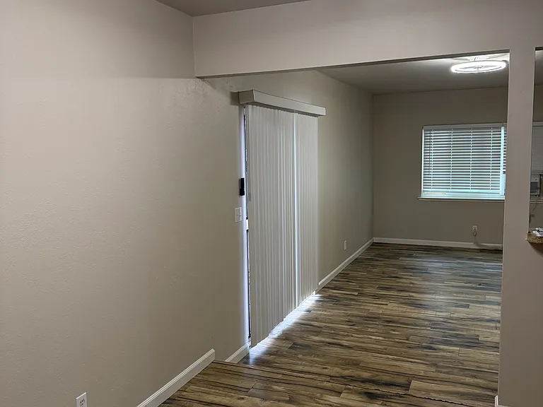 241 S Peach Ave — Photo 4