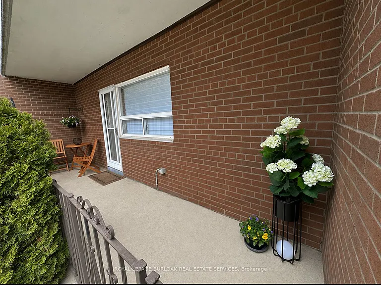 15 Elizabeth St N #101 — Photo 2