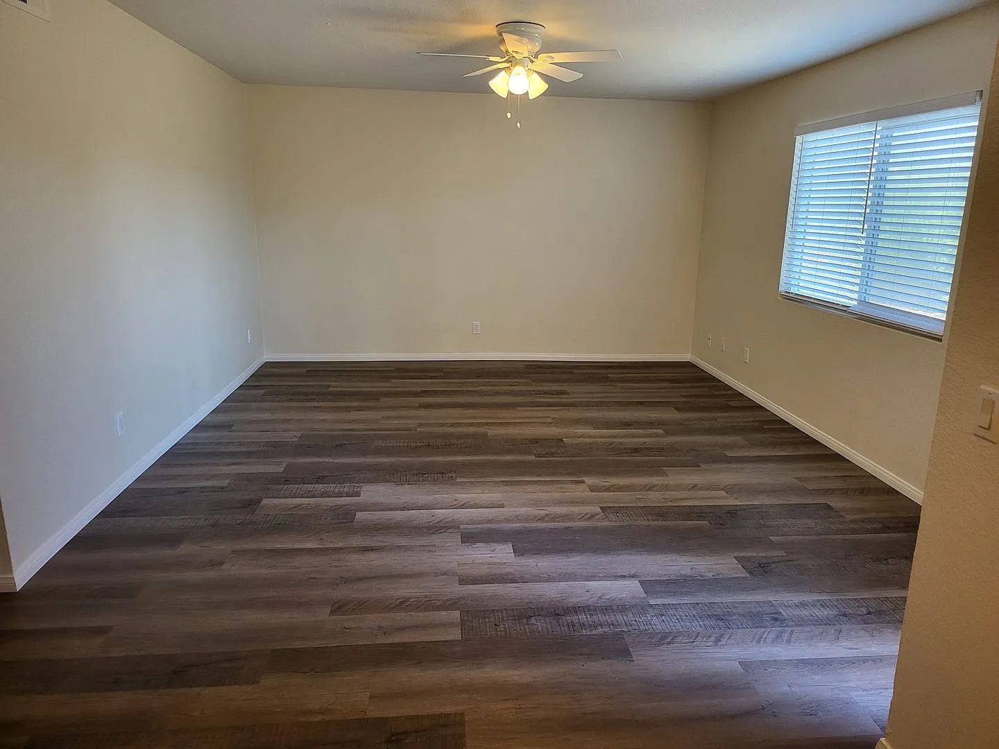 Beautiful Updated Unit, Pool/Spa, Private Laundry, Reserved Parking — Photo 2