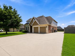 9611 Indian Trl, Mont Belvieu, TX 77523