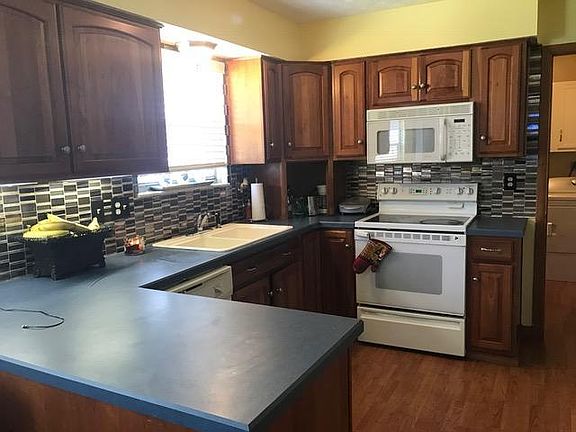 Kitchen w/ backsplash 