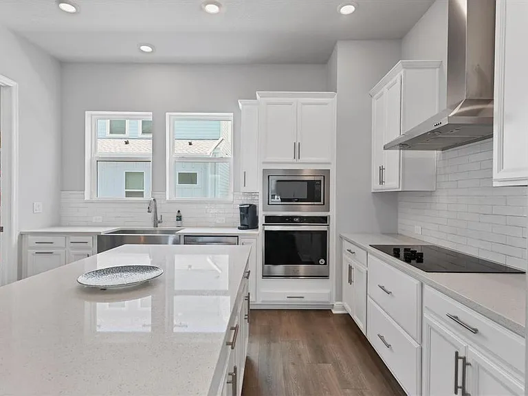 2329 Lindstrom St — Photo 10