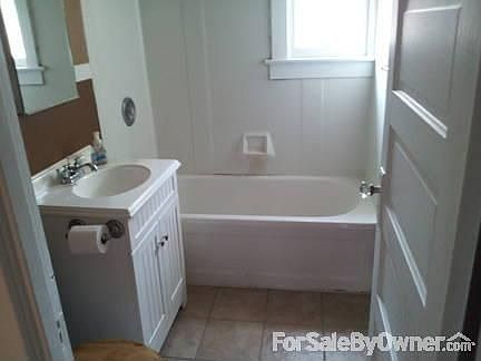 Bathroom : Tile floor, shower/tub, vanity.