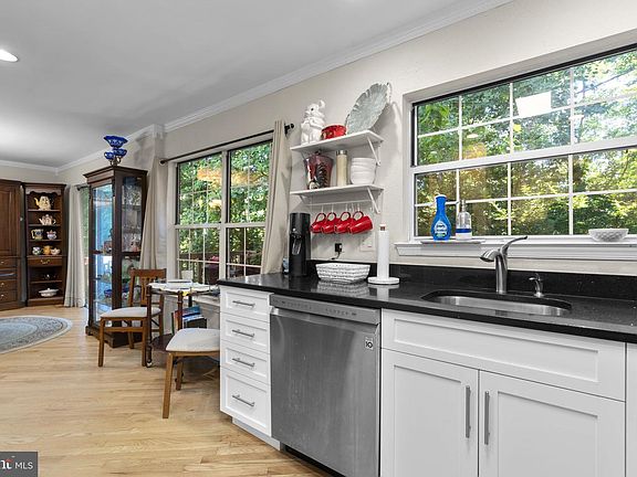 5th image of 1647 Hugo Cir