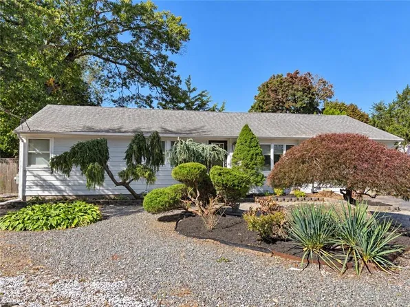 4 Dwight St, Cranston, RI 02921