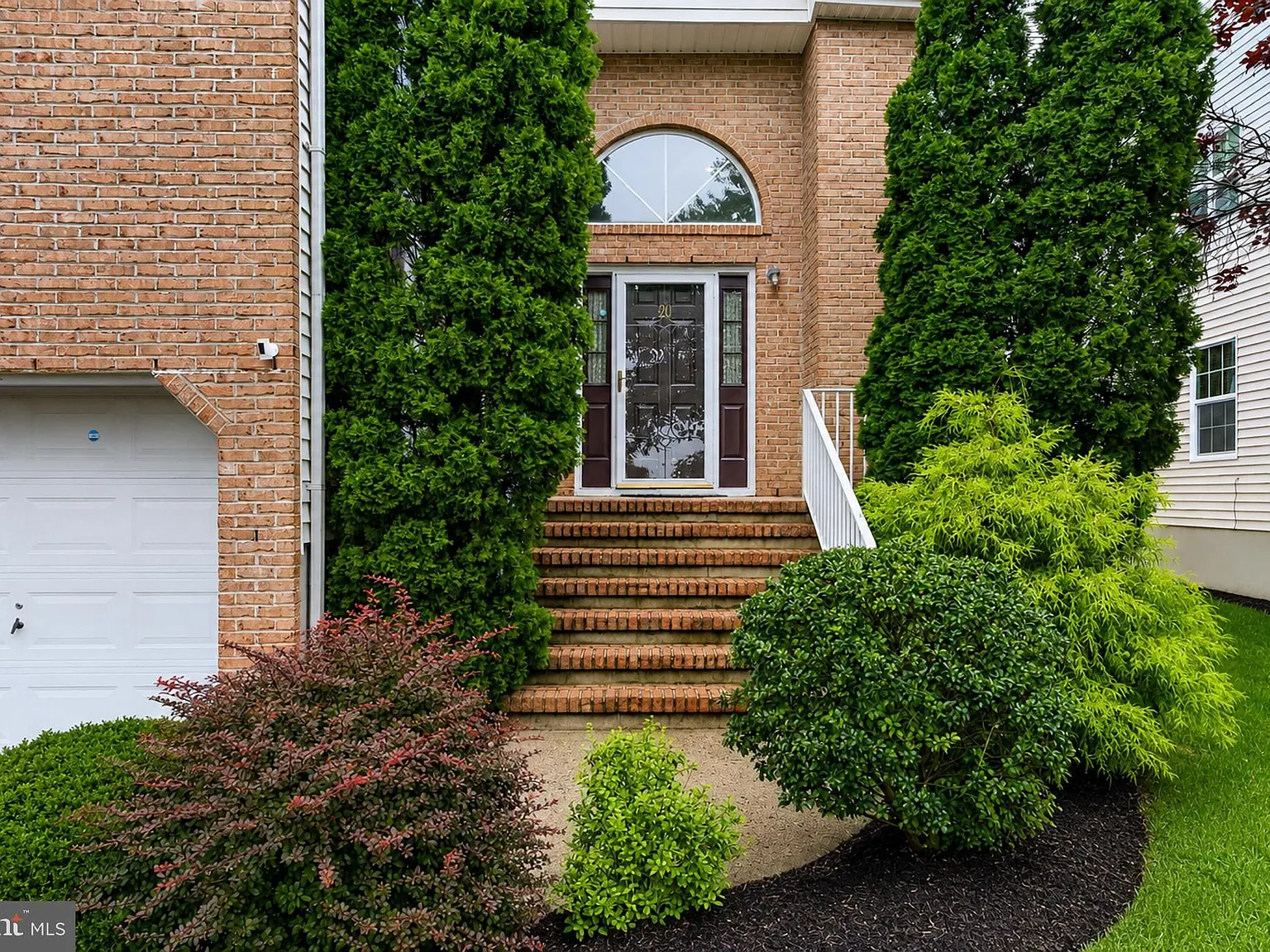 4 bed, 2.5 bath, 2300 sqft, $4,200 — Photo 3