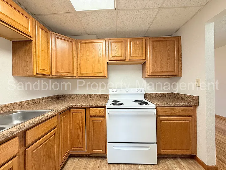 1135 E 37th St S — Photo 9