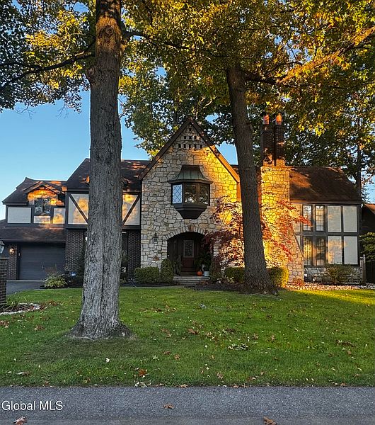 3rd image of 32 Fairway Court