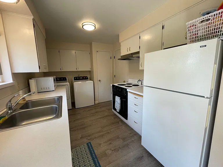 219 NE Kettle St — Photo 9