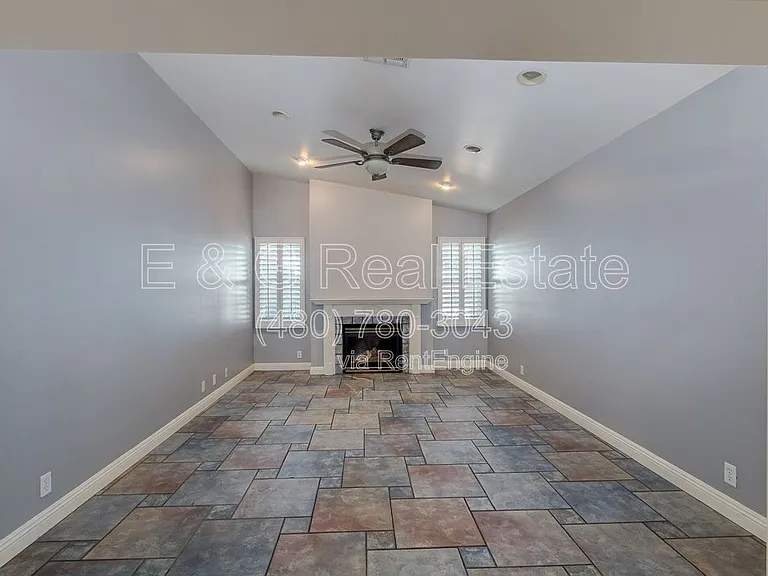 526 E Flynn Ln — Photo 14